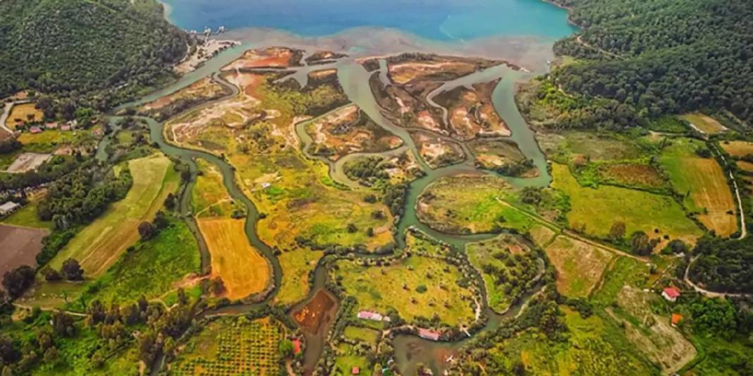 Urla’yı unutun, Seferihisar’ı geçin! Ortasından nehir geçen masalsı köy: Görenin nutku tutuluyor! 4